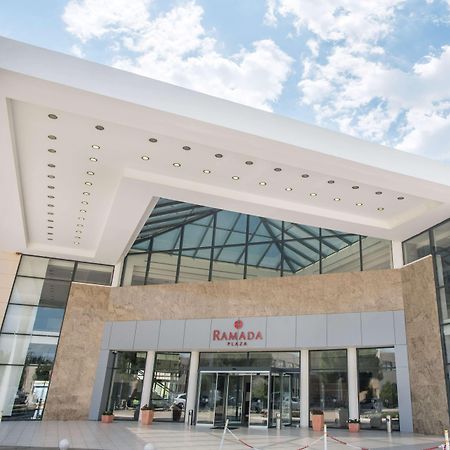 Ramada Plaza By Wyndham Thraki Hotel Alexandroupoli Exterior photo The entrance of the hotel