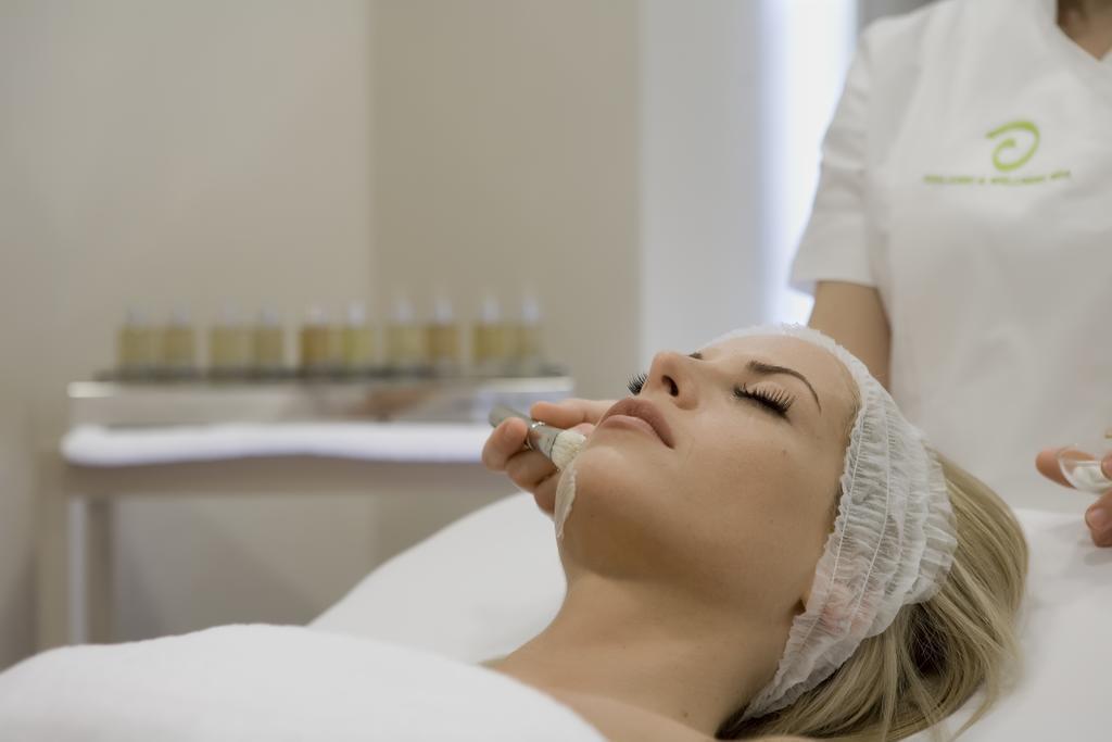 Ramada Plaza By Wyndham Thraki Hotel Alexandroupoli Exterior photo A woman receiving a facial