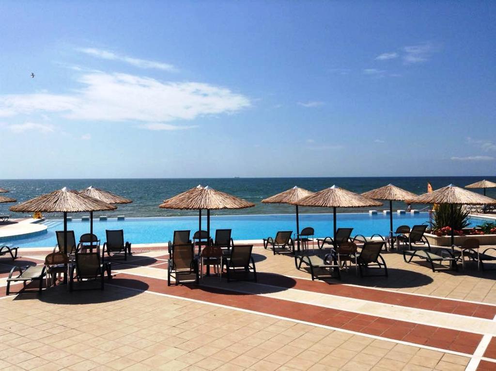 Ramada Plaza By Wyndham Thraki Hotel Alexandroupoli Exterior photo A pool at a resort in Varvarovski, Bulgaria