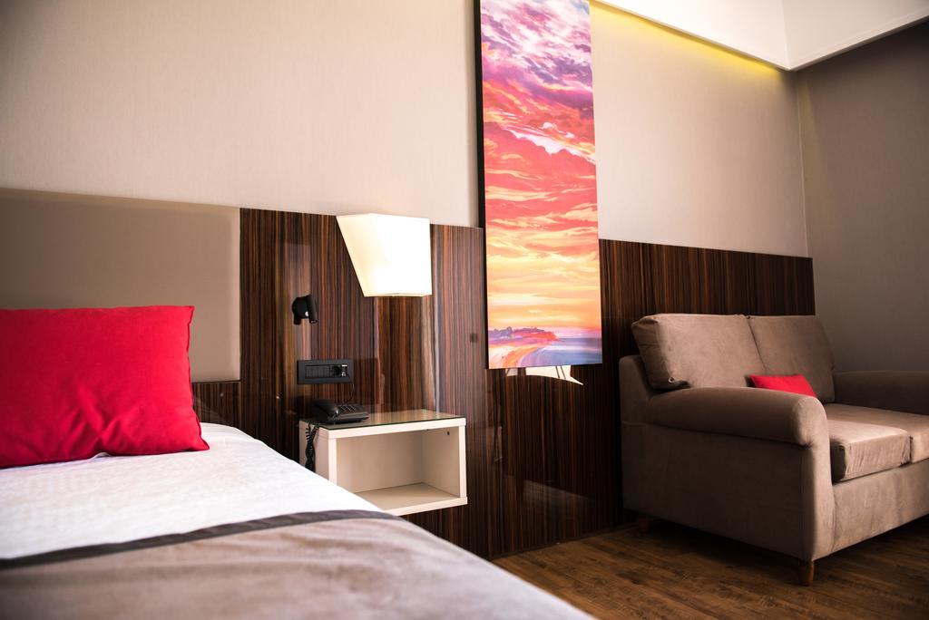 Ramada Plaza By Wyndham Thraki Hotel Alexandroupoli Exterior photo A room at the hotel