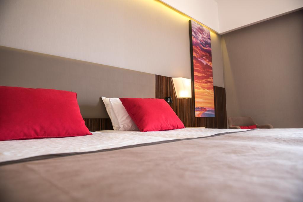 Ramada Plaza By Wyndham Thraki Hotel Alexandroupoli Exterior photo A room at the hotel