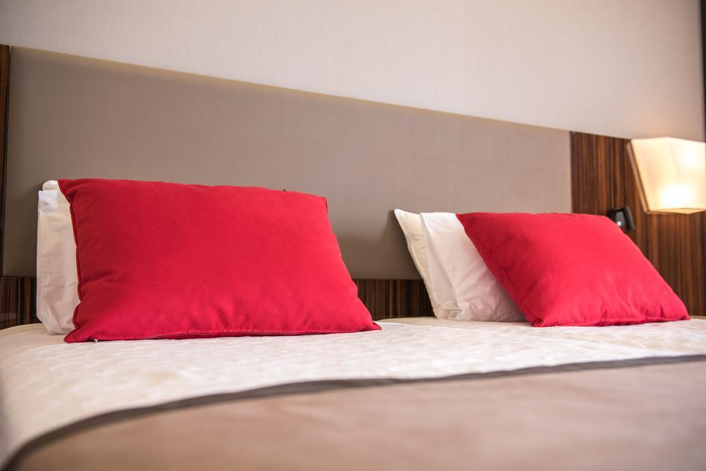 Ramada Plaza By Wyndham Thraki Hotel Alexandroupoli Exterior photo Pillows on a bed