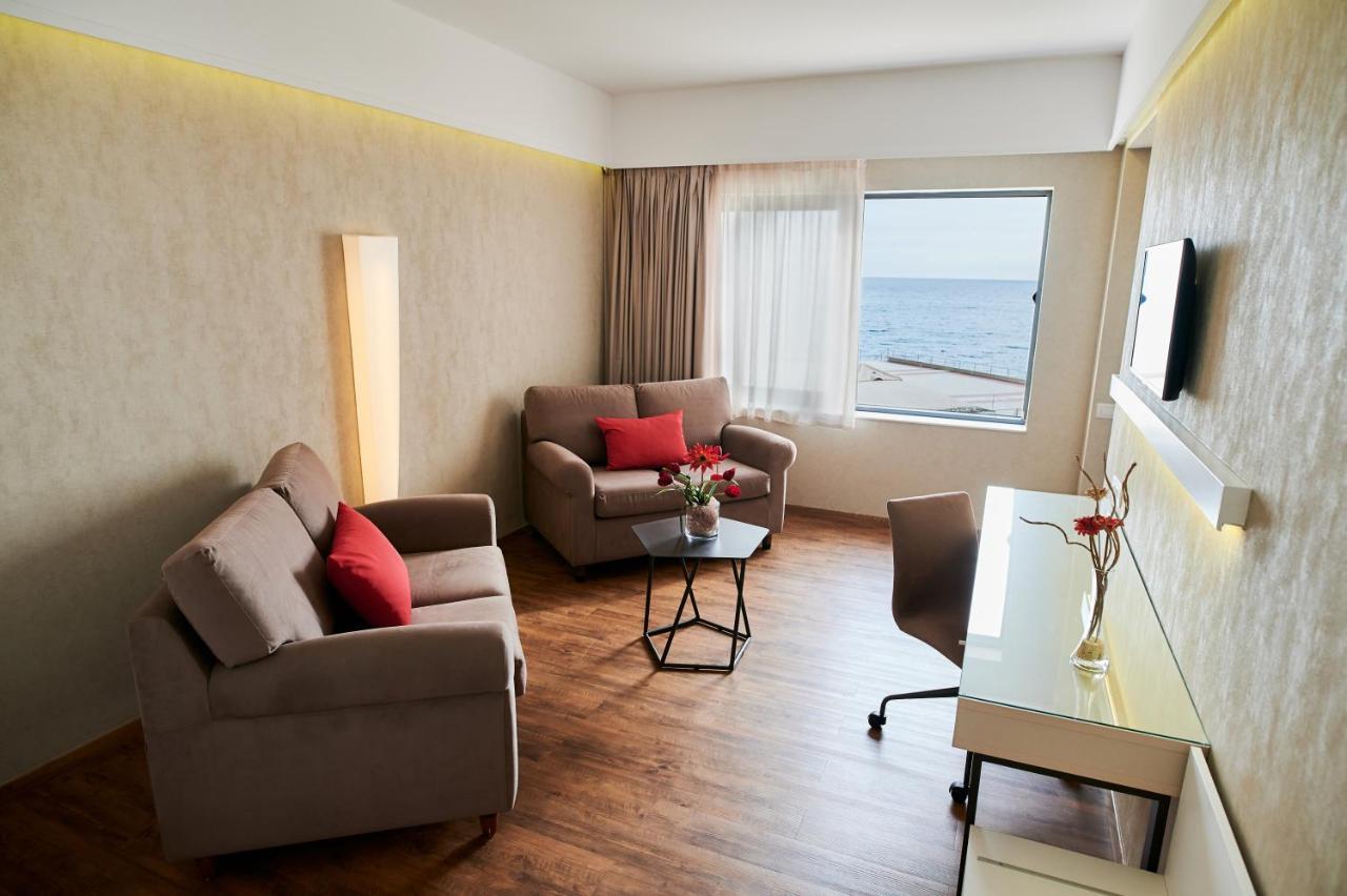 Ramada Plaza By Wyndham Thraki Hotel Alexandroupoli Exterior photo A suite at the hotel