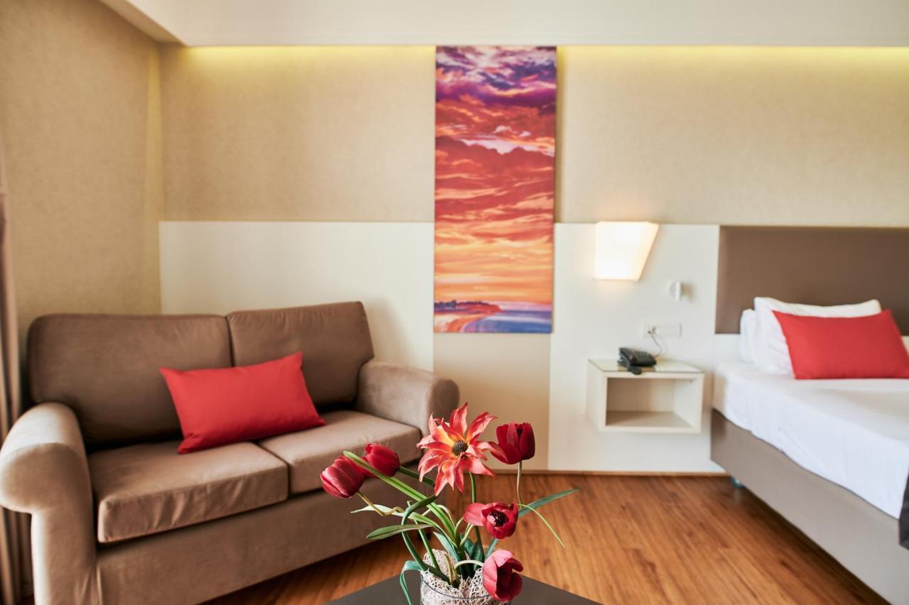 Ramada Plaza By Wyndham Thraki Hotel Alexandroupoli Exterior photo A room at the hotel