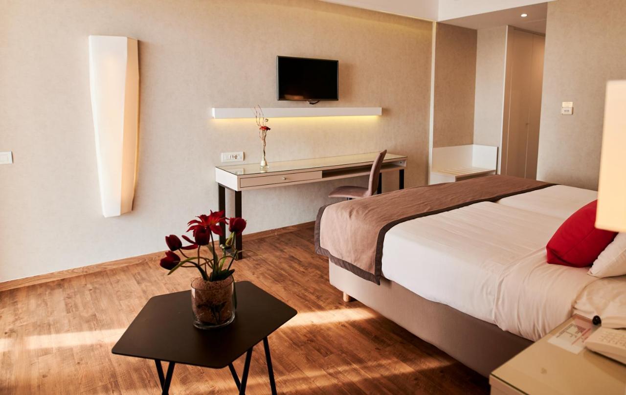 Ramada Plaza By Wyndham Thraki Hotel Alexandroupoli Exterior photo A room at the hotel