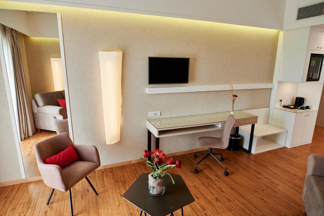 Ramada Plaza By Wyndham Thraki Hotel Alexandroupoli Exterior photo A room at the hotel